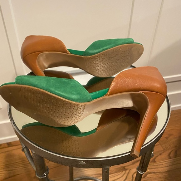Coach and Four Two-Tone Heels (NWOT) - Picture 4 of 8